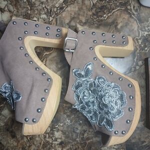 New! BAMBOO Women's Beige & Silver Floral Embroidered Stud Platform Heel 9M NWOT